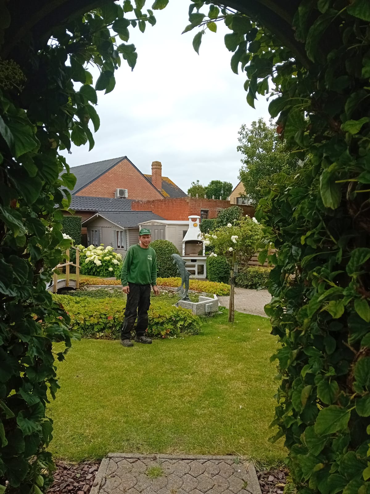 Eddy Cuypers in een prachtig onderhouden tuin in West-Vlaanderen